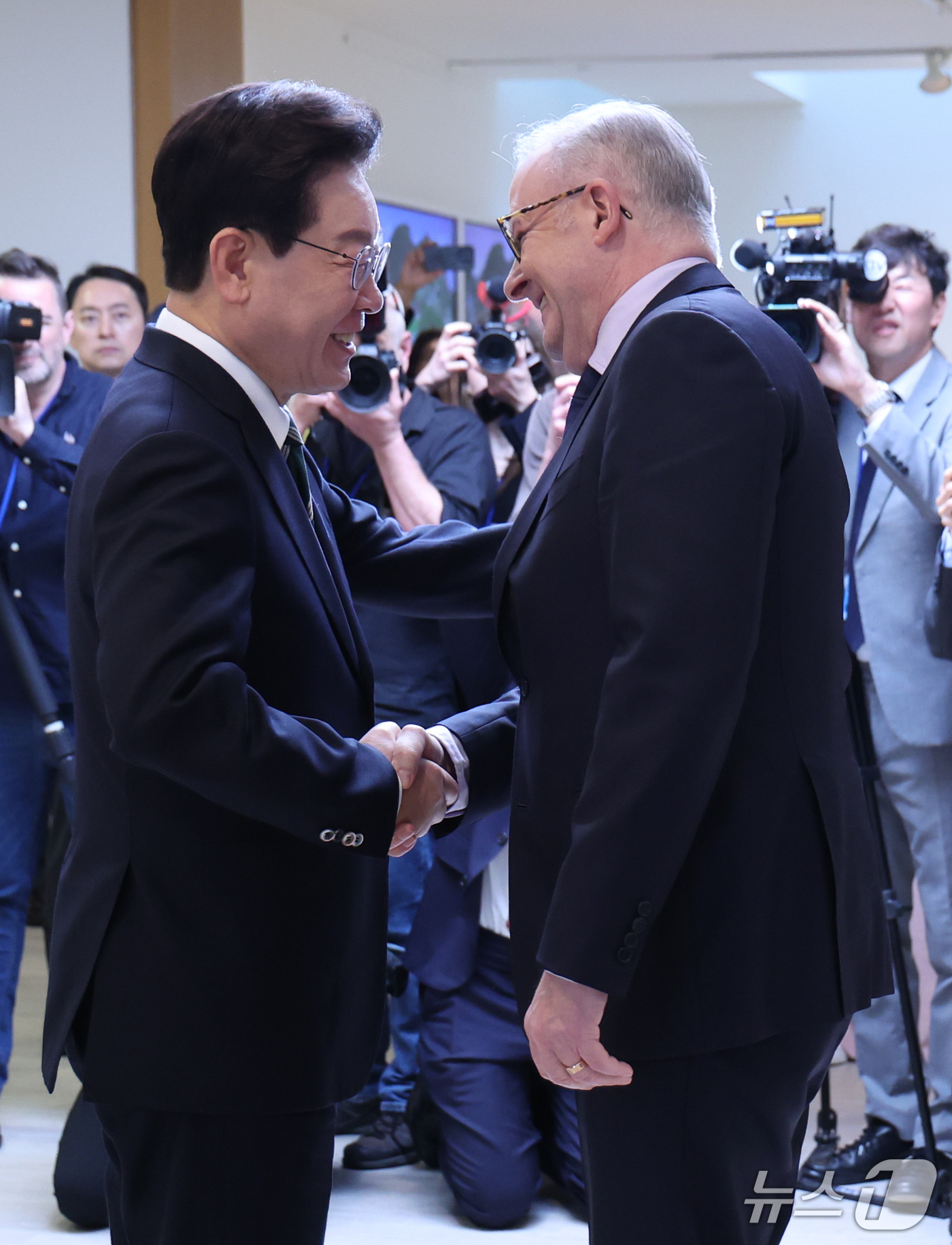 (뉴욕=뉴스1) 허경 기자 = 이재명 대통령과 앤서니 노먼 알버니지 호주 총리가 22일(현지시간) 미국 뉴욕 주유엔대표부에서 양자회담에 앞서 인사를 하고 있다. 2026.9.23/ …