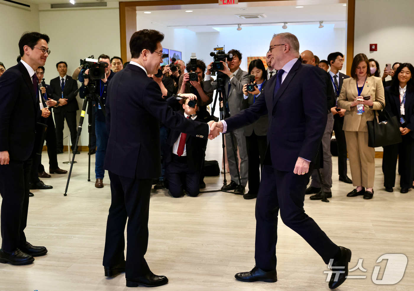 (뉴욕=뉴스1) 허경 기자 = 이재명 대통령과 앤서니 노먼 알버니지 호주 총리가 22일(현지시간) 미국 뉴욕 주유엔대표부에서 양자회담에 앞서 인사를 하고 있다. 2026.9.23/ …