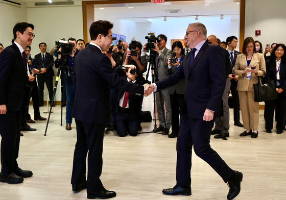 인사 나누는 한·호주 정상