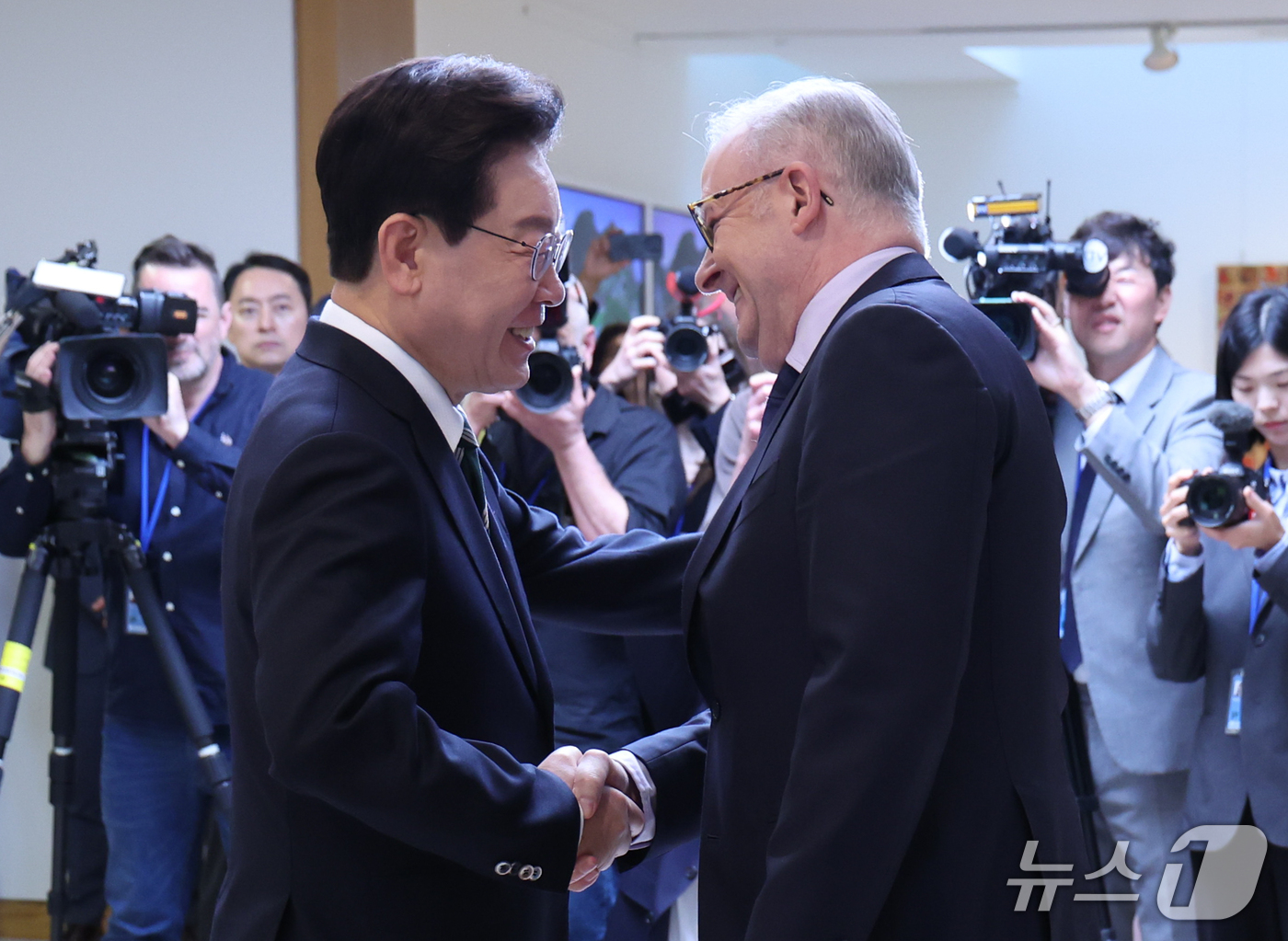 (뉴욕=뉴스1) 허경 기자 = 이재명 대통령과 앤서니 노먼 알버니지 호주 총리가 22일(현지시간) 미국 뉴욕 주유엔대표부에서 양자회담에 앞서 인사를 하고 있다. 2026.9.23/ …