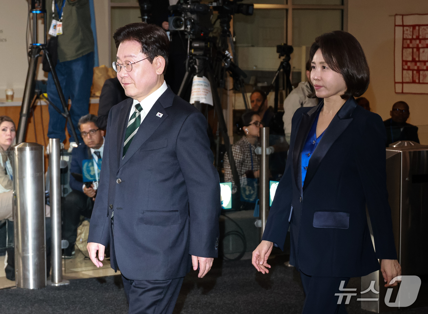 (뉴욕=뉴스1) 허경 기자 = 이재명 대통령과 김혜경 여사가 22일(현지시간) 미국 뉴욕 유엔본부에서 열린 제81차 유엔총회 기조연설을 하기 위해 총회장으로 들어서고 있다. 202 …