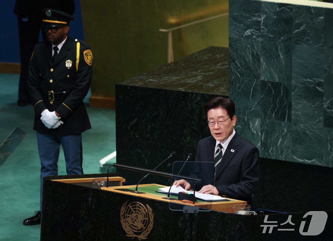 본문 이미지 - 이재명 대통령이 22일(현지시간) 미국 뉴욕 유엔본부에서 열린 제81차 유엔총회에서 기조연설을 하고 있다. 2026.9.23 ⓒ 뉴스1 허경 기자