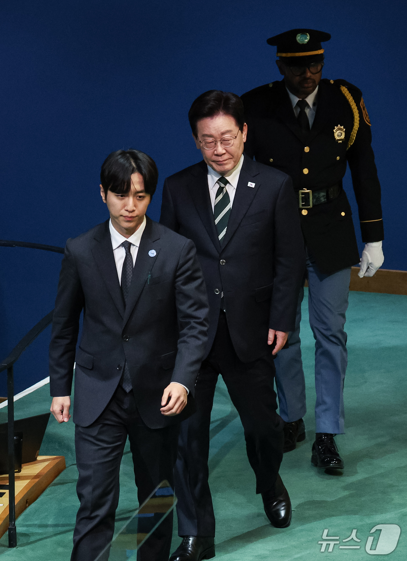 (뉴욕=뉴스1) 허경 기자 = 이재명 대통령이 22일(현지시간) 미국 뉴욕 유엔본부에서 열린 제81차 유엔총회에서 기조연설을 하기 위해 단상으로 향하고 있다. 2026.9.23/뉴 …
