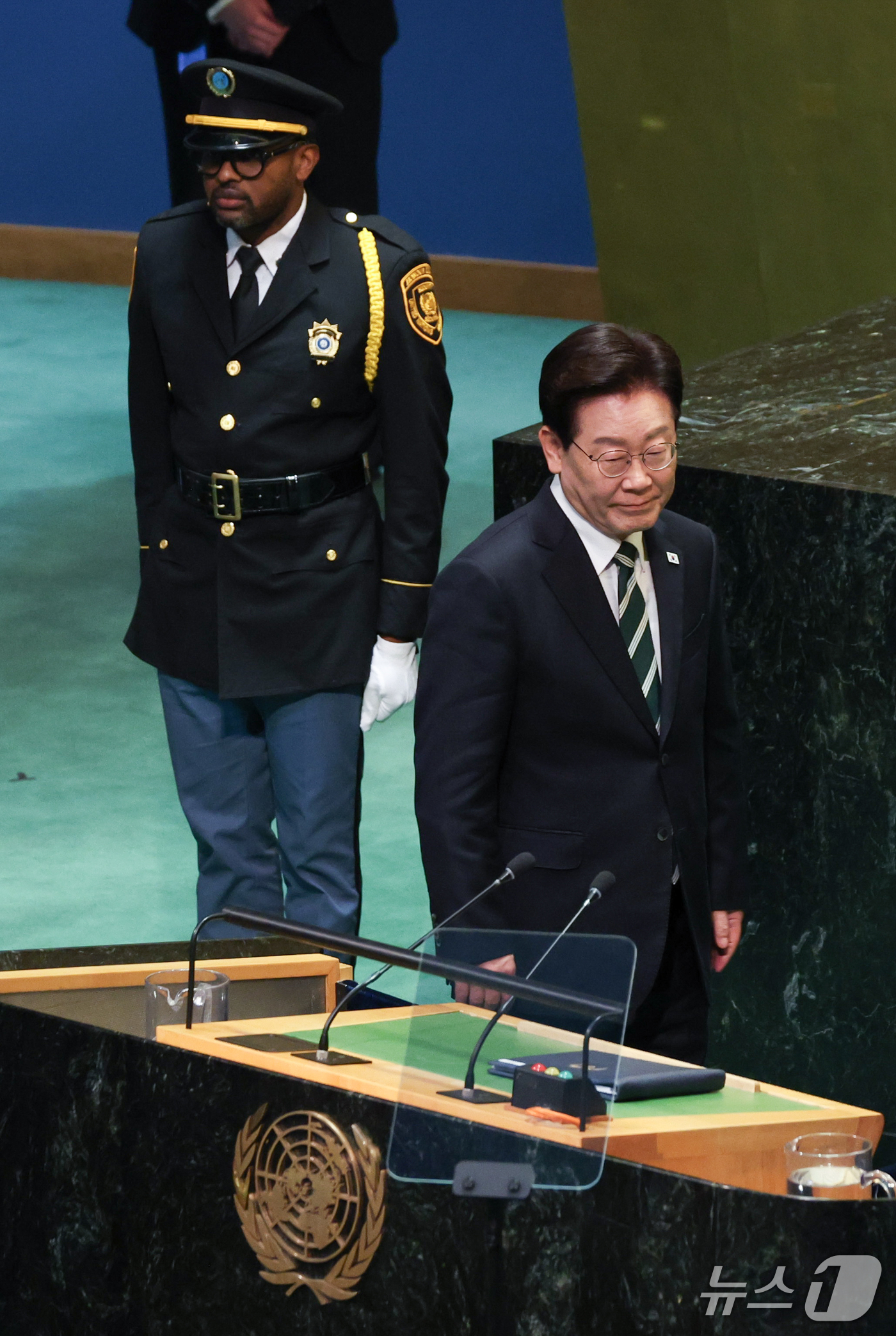 (뉴욕=뉴스1) 허경 기자 = 이재명 대통령이 22일(현지시간) 미국 뉴욕 유엔본부에서 열린 제81차 유엔총회에서 기조연설을 하기 위해 단상으로 향하고 있다. 2026.9.23/뉴 …