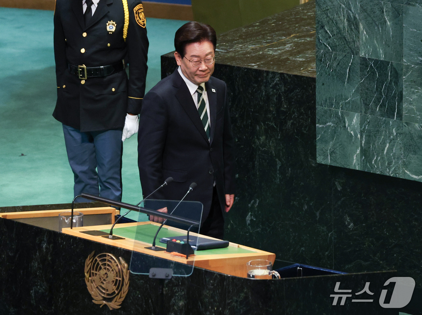 (뉴욕=뉴스1) 허경 기자 = 이재명 대통령이 22일(현지시간) 미국 뉴욕 유엔본부에서 열린 제81차 유엔총회에서 기조연설을 하기 위해 단상으로 향하고 있다. 2026.9.23/뉴 …