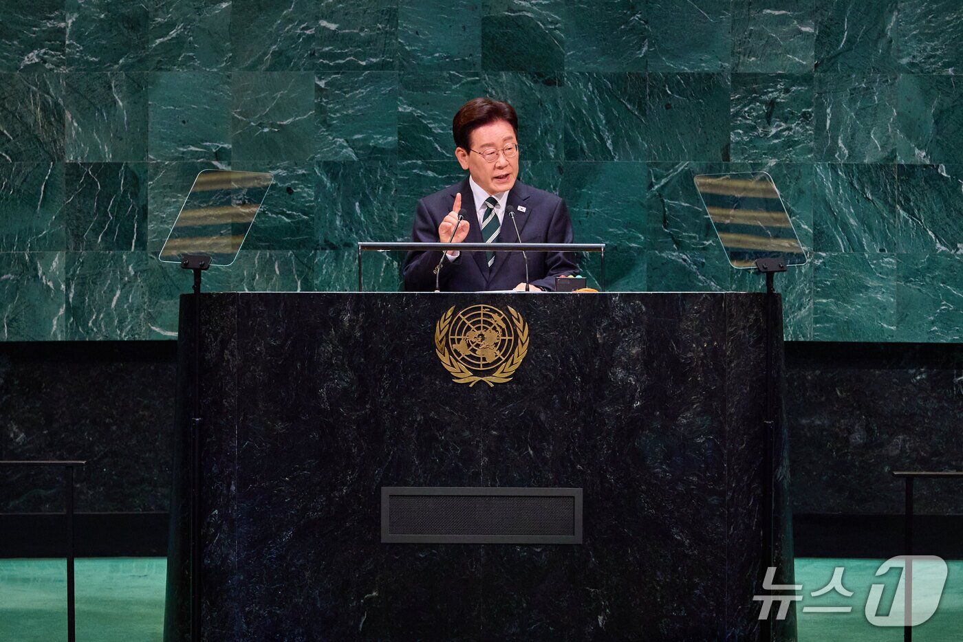 본문 이미지 - 이재명 대통령이 22일(현지시간) 미국 뉴욕 유엔본부에서 열린 제81차 유엔총회에서 기조연설을 하고 있다. (공동취재) 2026.9.23 ⓒ 뉴스1 허경 기자