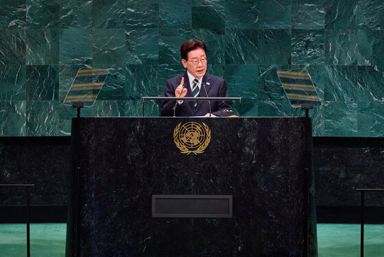 1년 만에 '비핵화' 내려놓은 李…"北 관심 못 끌고 북핵만 인정" 우려도