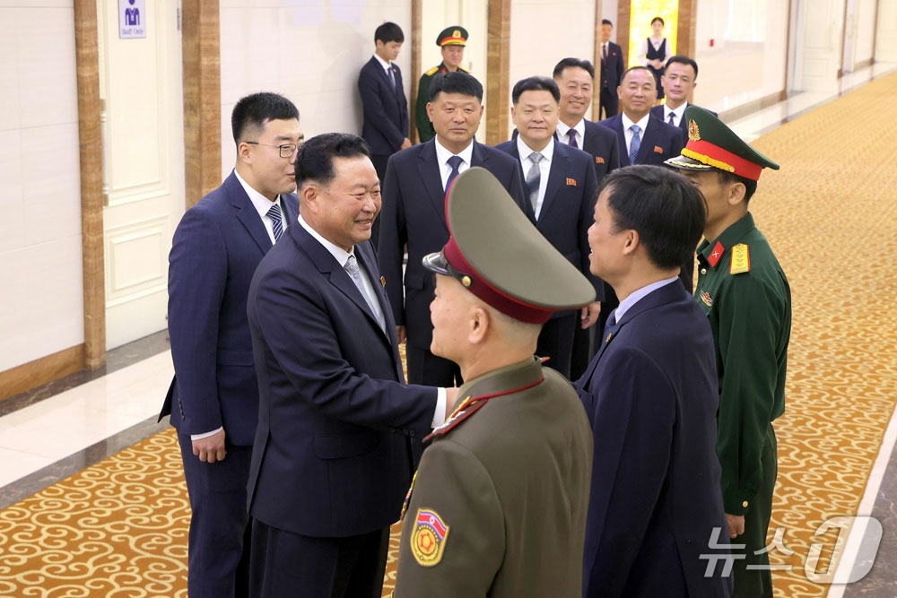 (평양 노동신문=뉴스1) = 북한 노동당 기관지 노동신문은 23일 려철웅 국방성 부상을 단장으로 하는 북한 국방성 대표단이 베트남을 방문하기 위해 22일 출국했다고 보도했다. [국 …