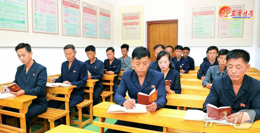 (평양 노동신문=뉴스1) = 북한 노동당 기관지 노동신문은 23일 당 규약 학습에 나선 함경남도정보통신관리소 간부들의 모습을 보도했다. [국내에서만 사용가능. 재배포 금지. DB …