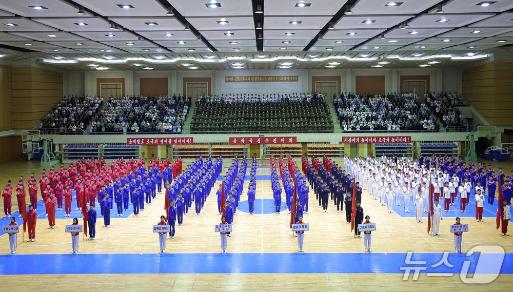 (평양 노동신문=뉴스1) = 북한 노동당 기관지 노동신문은 23일 공화국선수권대회 개막식이 청춘거리 농구 경기장에서 지난 22일 진행됐다고 보도했다. 신문에 따르면 이번 대회에서는 …