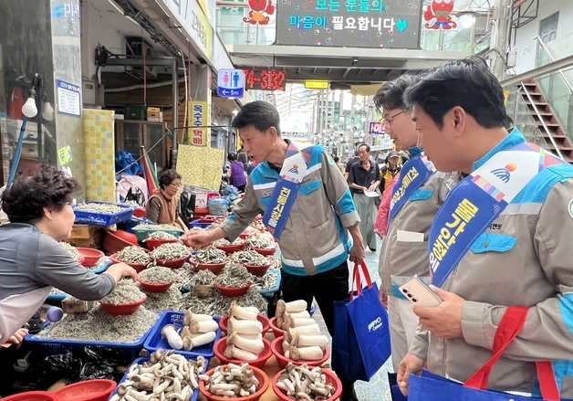 삼표시멘트, 추석 앞두고 삼척 전통시장 찾아 '상생 장보기'