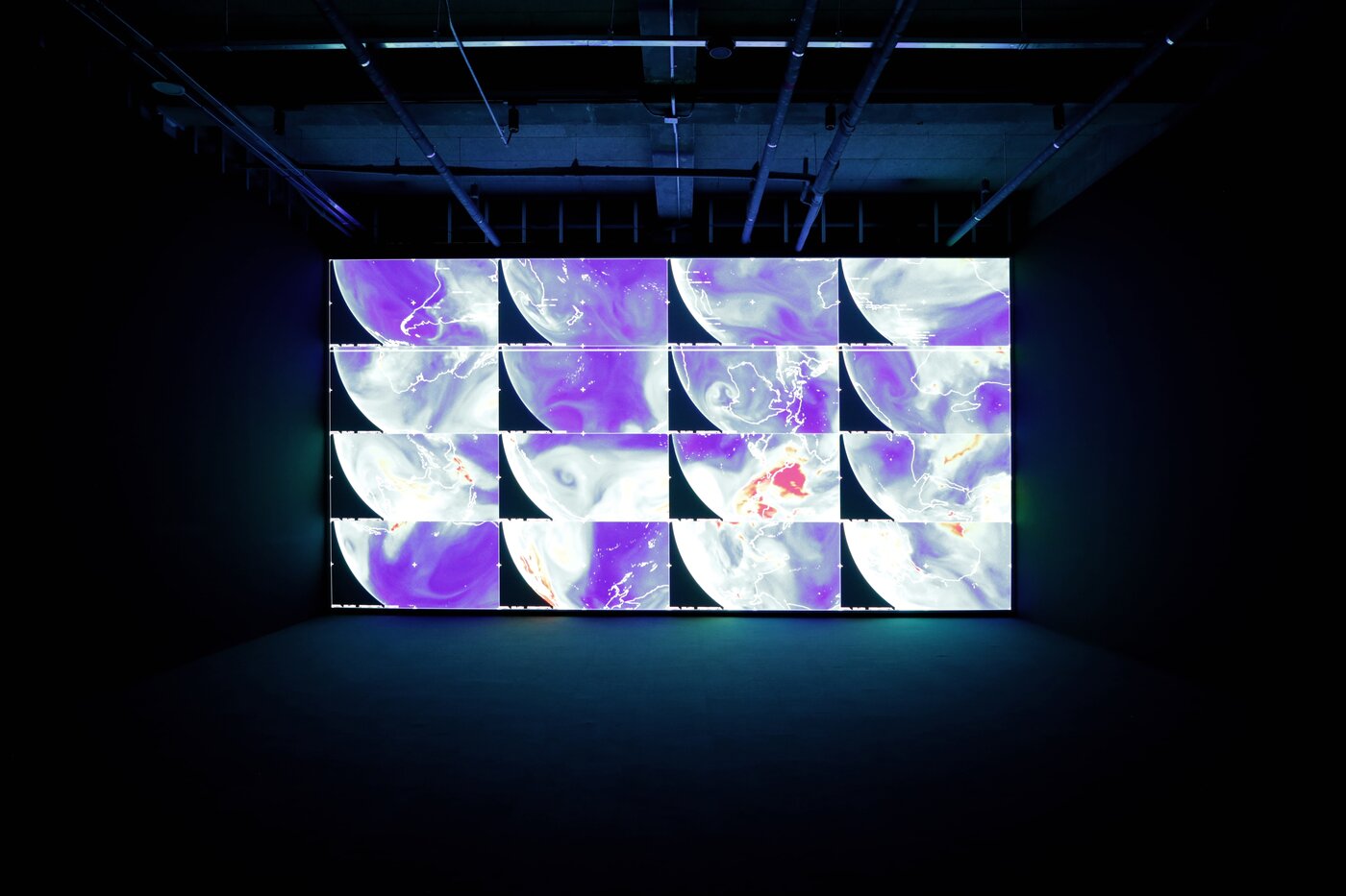 본문 이미지 - '료지 이케다(Ryoji Ikeda)' 전시 전경 ⓒ하우스오브레퓨즈 (하우스오브레퓨즈 제공)