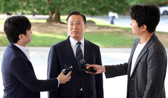 이정현 검찰총장 직무대행, 대검 출근하며 취재진 질문 답변