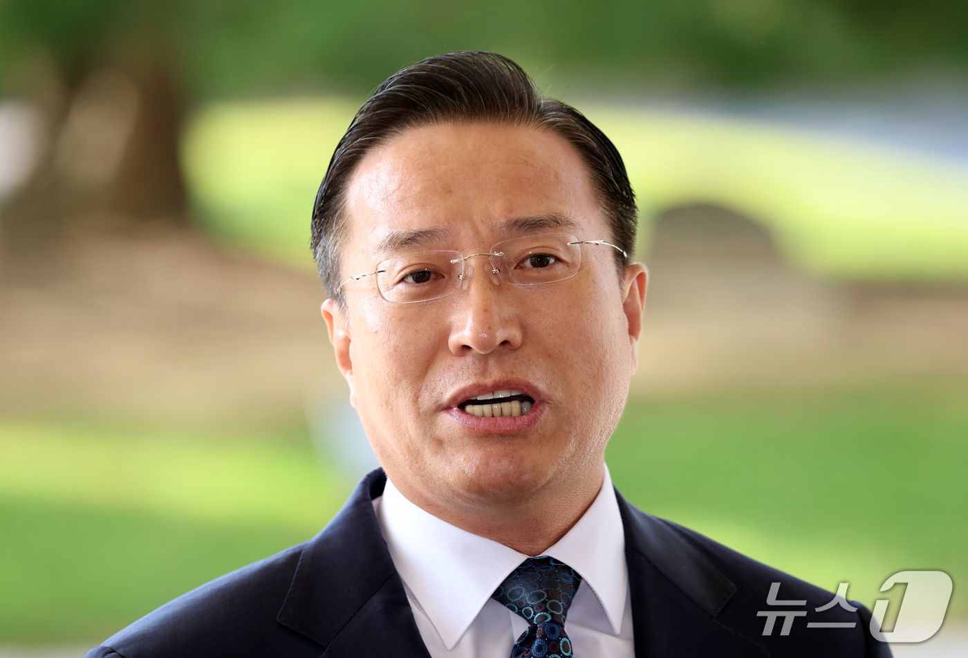 (서울=뉴스1) 김명섭 기자 = 이정현 검찰총장 직무대행이 23일 오전 서울 서초구 대검찰청으로 출근하며 취재진 질문에 답변하고 있다. 2026.9.23/뉴스1