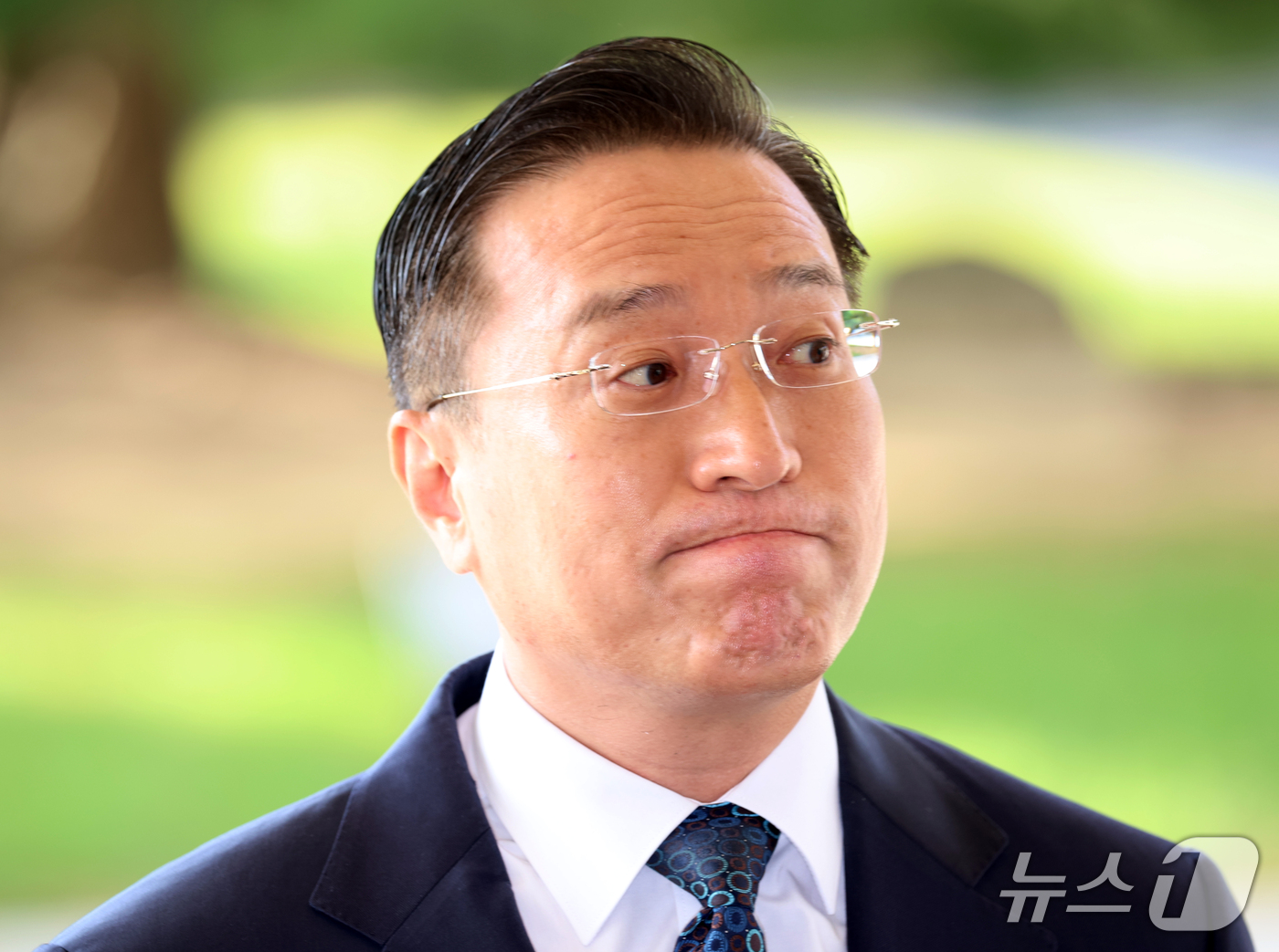 (서울=뉴스1) 김명섭 기자 = 이정현 검찰총장 직무대행이 23일 오전 서울 서초구 대검찰청으로 출근하며 취재진 질문을 듣고 있다. 2026.9.23/뉴스1