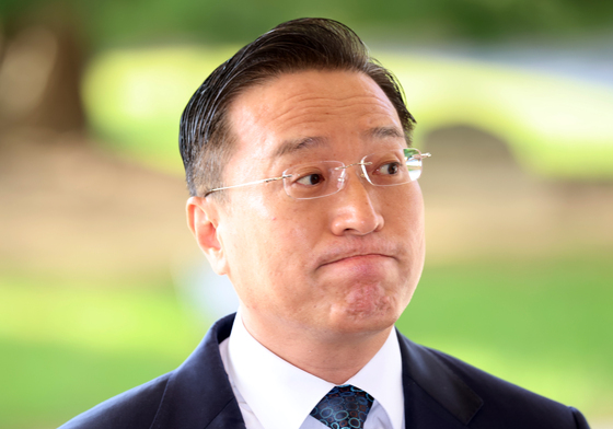 취재진 질문 듣는 이정현 검찰총장 직무대행