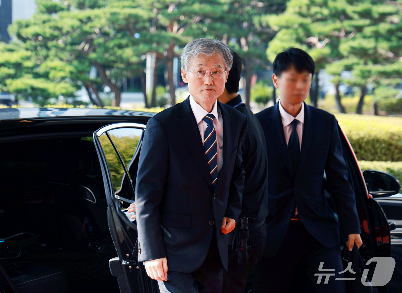 (서울=뉴스1) 이호윤 기자 = 조희대 대법원장이 23일 서울 서초구 대법원 청사로 출근하고 있다. 2026.9.23/뉴스1