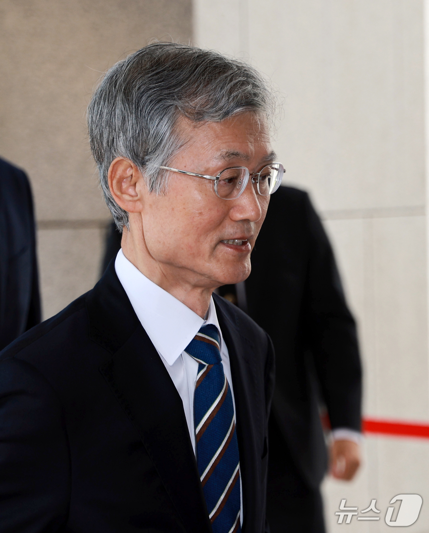 (서울=뉴스1) 이호윤 기자 = 조희대 대법원장이 23일 서울 서초구 대법원 청사로 출근하고 있다. 2026.9.23/뉴스1