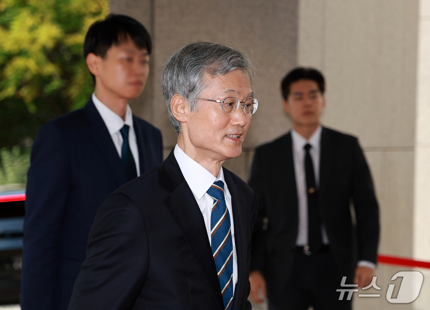 (서울=뉴스1) 이호윤 기자 = 조희대 대법원장이 23일 서울 서초구 대법원 청사로 출근하고 있다. 2026.9.23/뉴스1