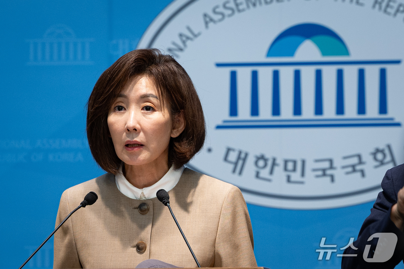 (서울=뉴스1) 유승관 기자 = 나경원 국민의힘 의원이 23일 서울 여의도 국회 소통관에서 북한소행 추정 DMZ 지뢰 발목절단 사고 관련 기자회견을 하고 있다. 2026.9.23/ …