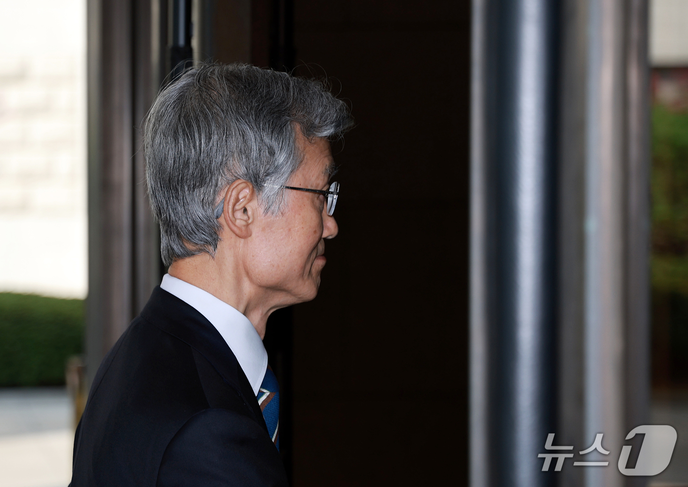 (서울=뉴스1) 이호윤 기자 = 조희대 대법원장이 23일 서울 서초구 대법원 청사로 출근하고 있다. 2026.9.23/뉴스1