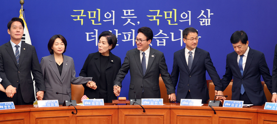 손 맞잡은 더불어민주당 지도부