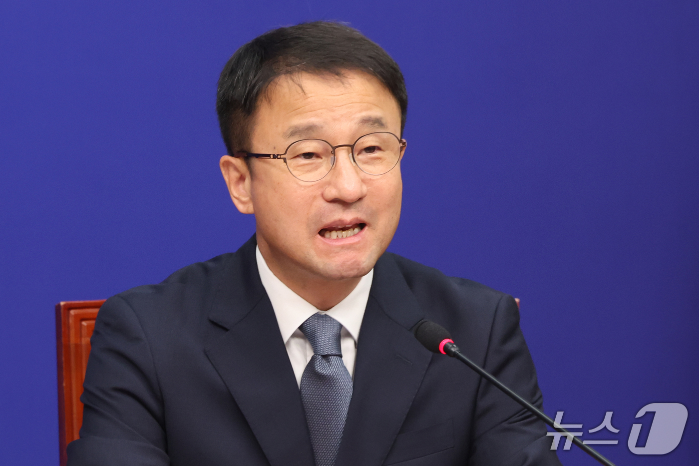 (서울=뉴스1) 황기선 기자 = 한병도 더불어민주당 원내대표가 23일 오전 서울 여의도 국회에서 열린 최고위원회의에서 발언을 하고 있다.  2026.9.23/뉴스1