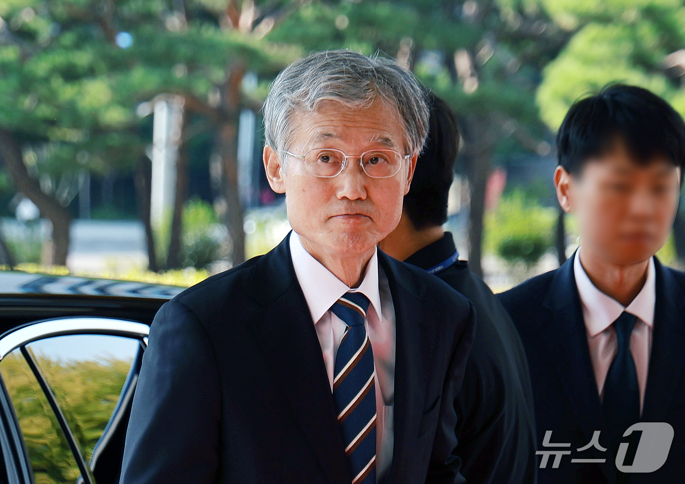 (서울=뉴스1) 이호윤 기자 = 조희대 대법원장이 23일 서울 서초구 대법원 청사로 출근하고 있다. 2026.9.23/뉴스1