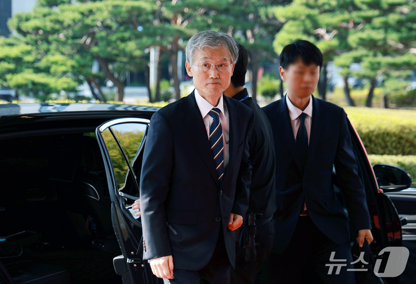 (서울=뉴스1) 이호윤 기자 = 조희대 대법원장이 23일 서울 서초구 대법원 청사로 출근하고 있다. 2026.9.23/뉴스1