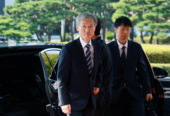 출근하는 조희대 대법원장