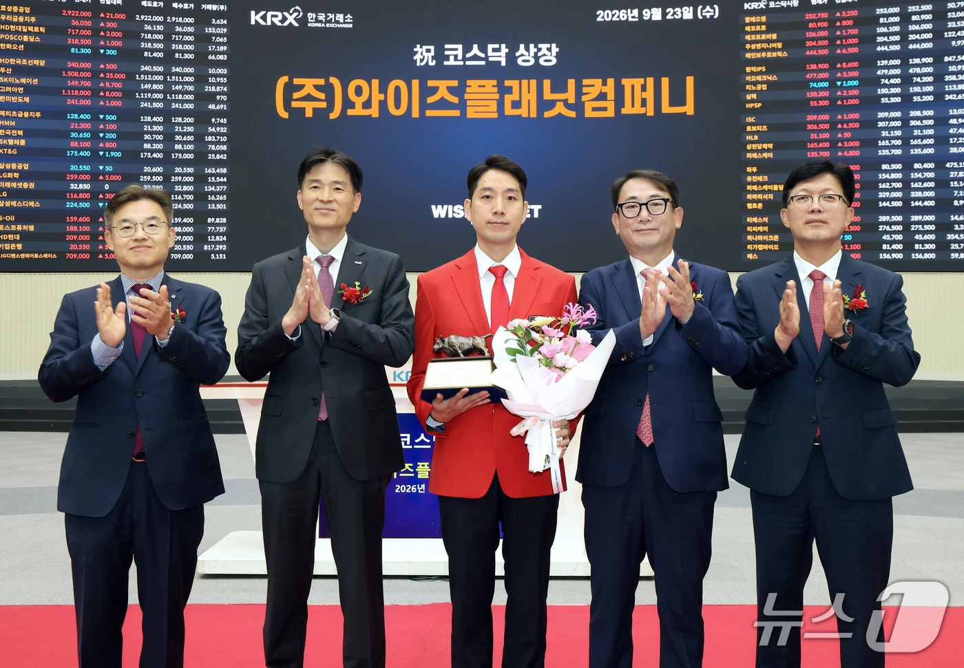 (서울=뉴스1) = 23일 오전 서울 영등포구 한국거래소에서 열린 와이즈플래닛컴퍼니 코스닥시장 상장기념식에서 상장기념패 전달 후 박종식 한국IR협의회 부회장(왼쪽부터), 민경욱 한 …