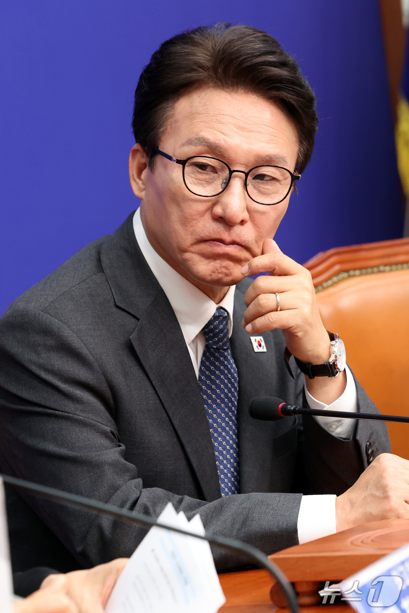 (서울=뉴스1) 황기선 기자 = 김민석 더불어민주당 대표가 23일 오전 서울 여의도 국회에서 열린 최고위원회의에서 생각에 잠겨 있다.  2026.9.23/뉴스1