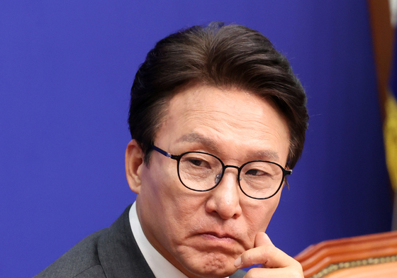 생각에 잠긴 김민석 대표