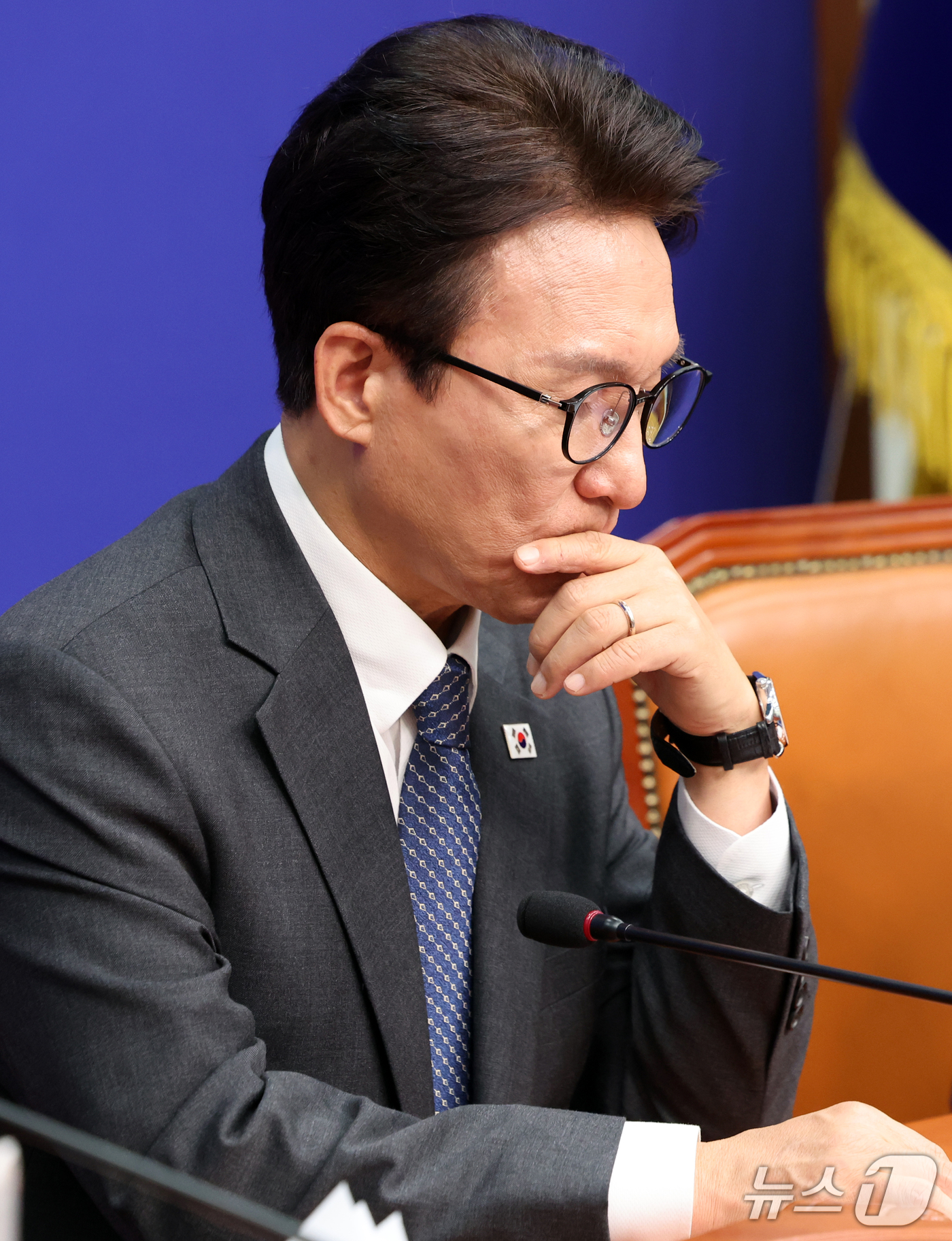 (서울=뉴스1) 황기선 기자 = 김민석 더불어민주당 대표가 23일 오전 서울 여의도 국회에서 열린 최고위원회의에서 생각에 잠겨 있다.  2026.9.23/뉴스1