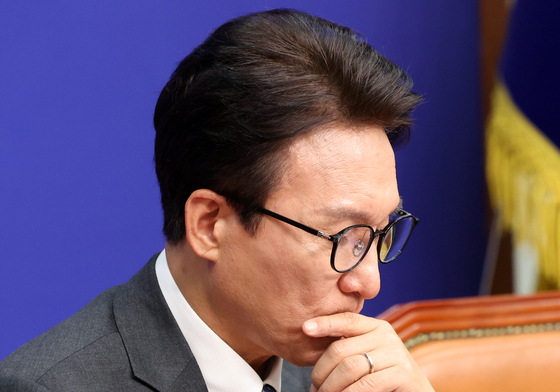 생각에 잠긴 김민석 대표