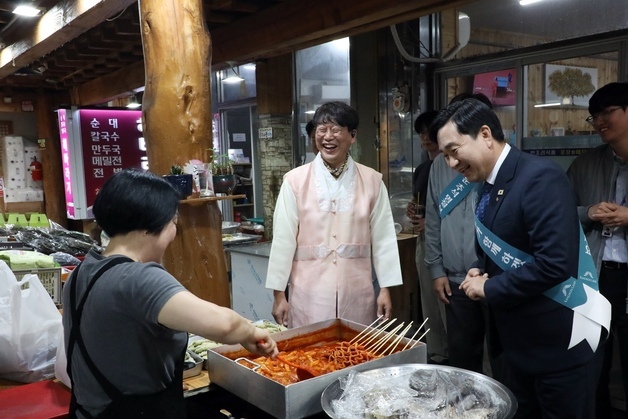 김도균 강원랜드 대표, 추석 앞두고 전통시장서 장보기 행사