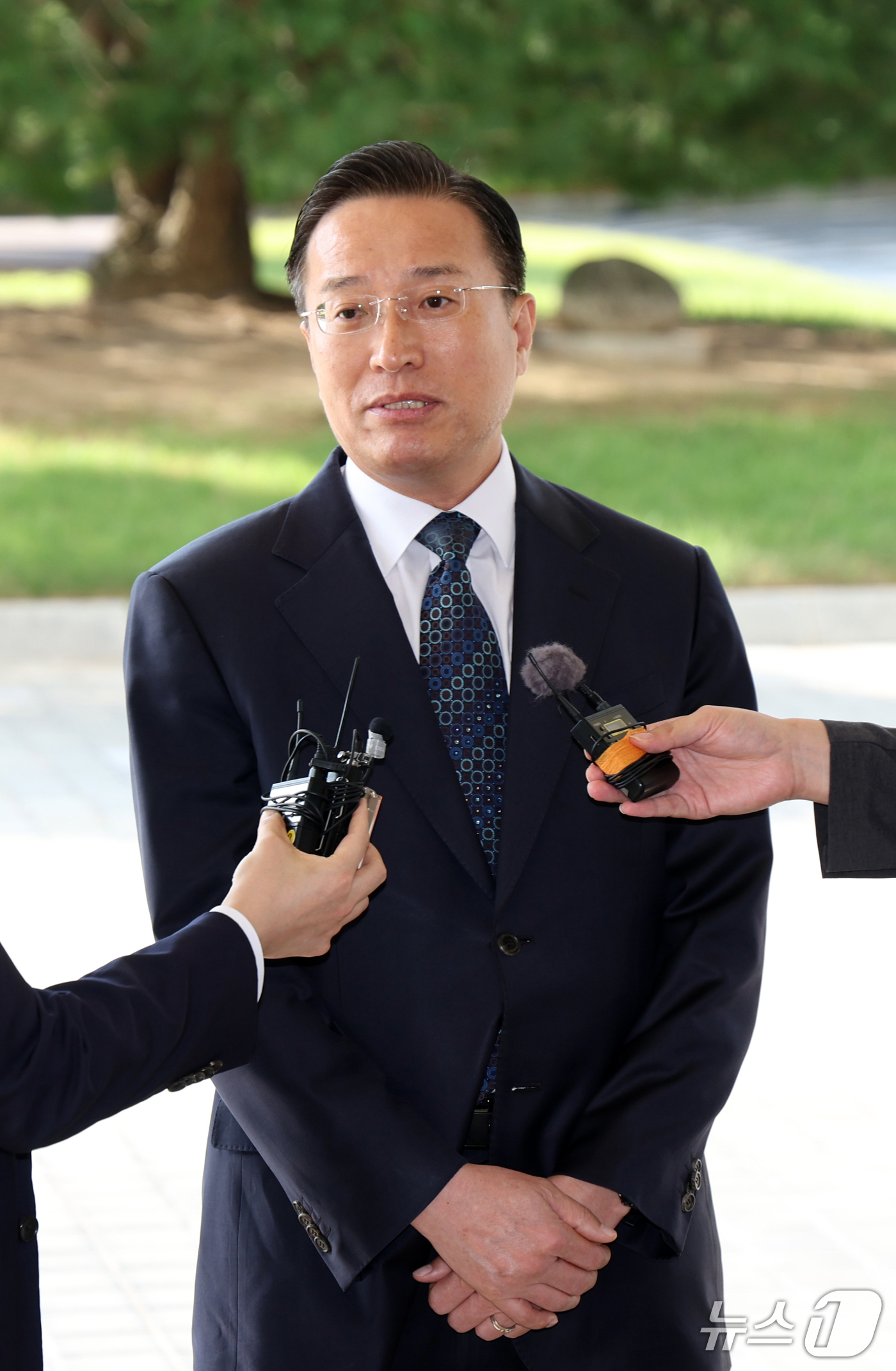 (서울=뉴스1) 김명섭 기자 = 이정현 검찰총장 직무대행이 23일 오전 서울 서초구 대검찰청으로 출근하며 취재진 질문에 답변하고 있다. 2026.9.23/뉴스1
