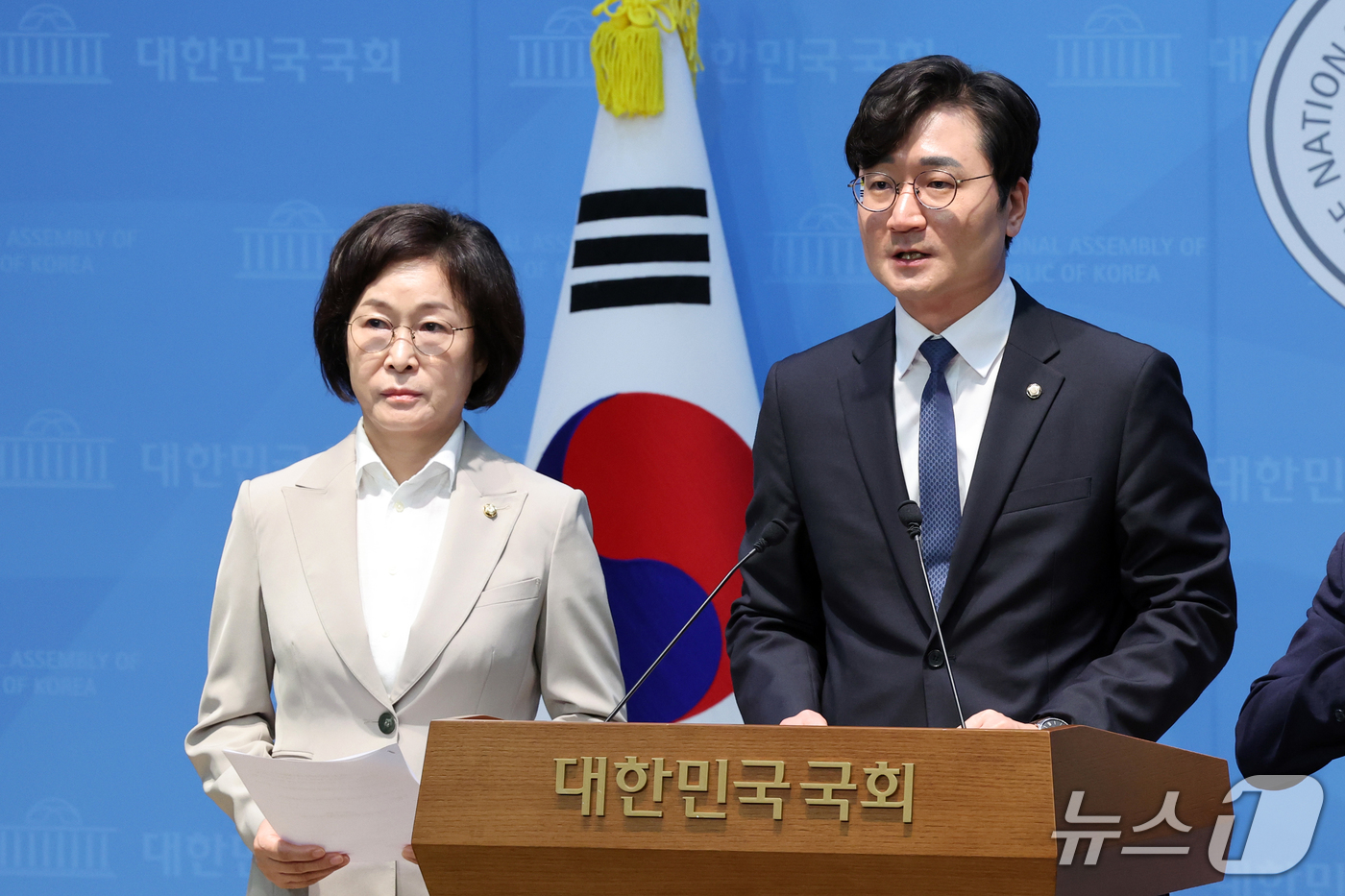 (서울=뉴스1) 황기선 기자 = 국회 산업통상자원중소벤처기업위원회 소속 더불어민주당 장철민 간사와 오세희 의원이 23일 오전 서울 여의도 국회 소통관에서 국민의힘의 대미투자 비공개 …