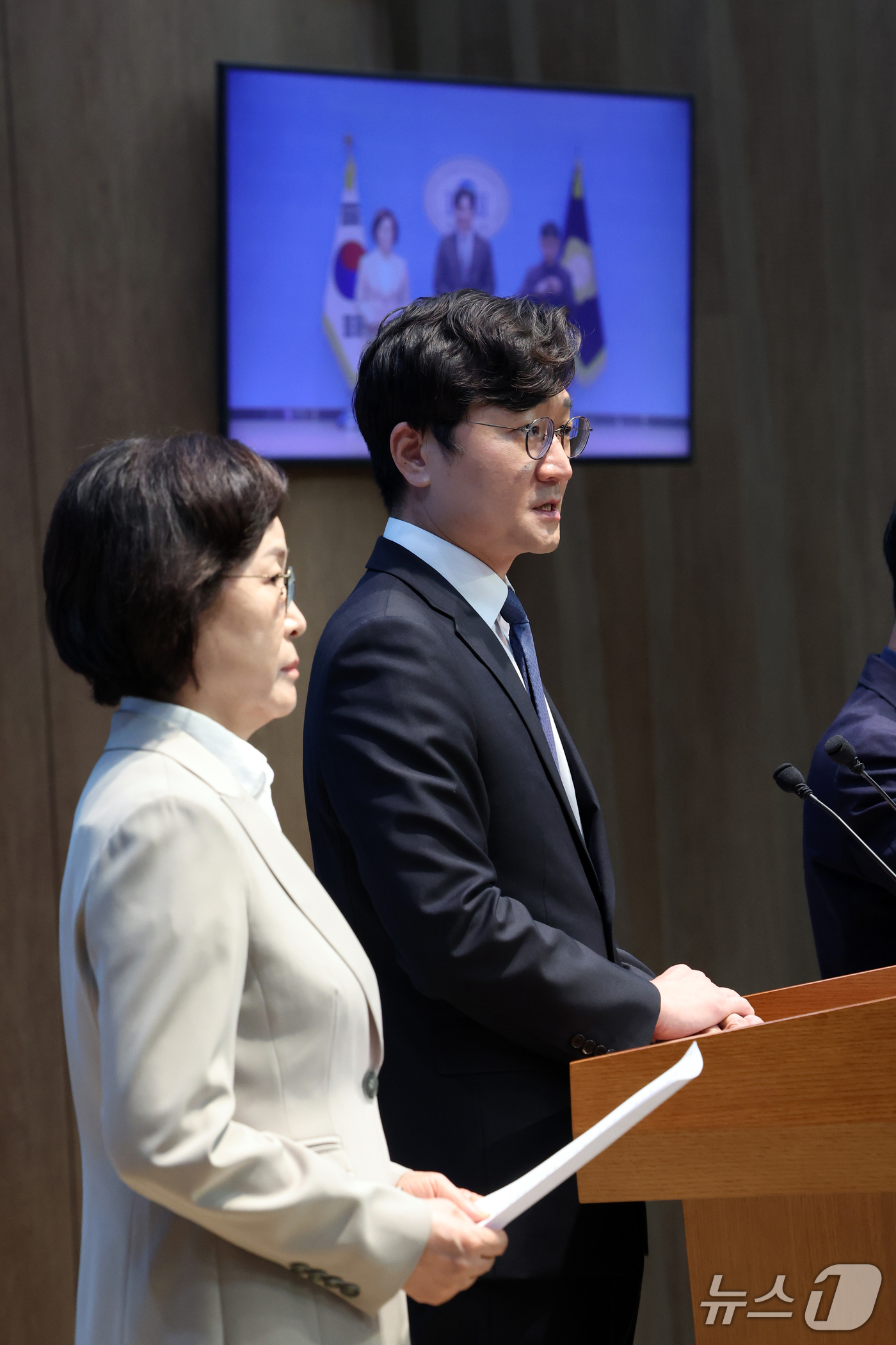 (서울=뉴스1) 황기선 기자 = 국회 산업통상자원중소벤처기업위원회 소속 더불어민주당 장철민 간사와 오세희 의원이 23일 오전 서울 여의도 국회 소통관에서 국민의힘의 대미투자 비공개 …