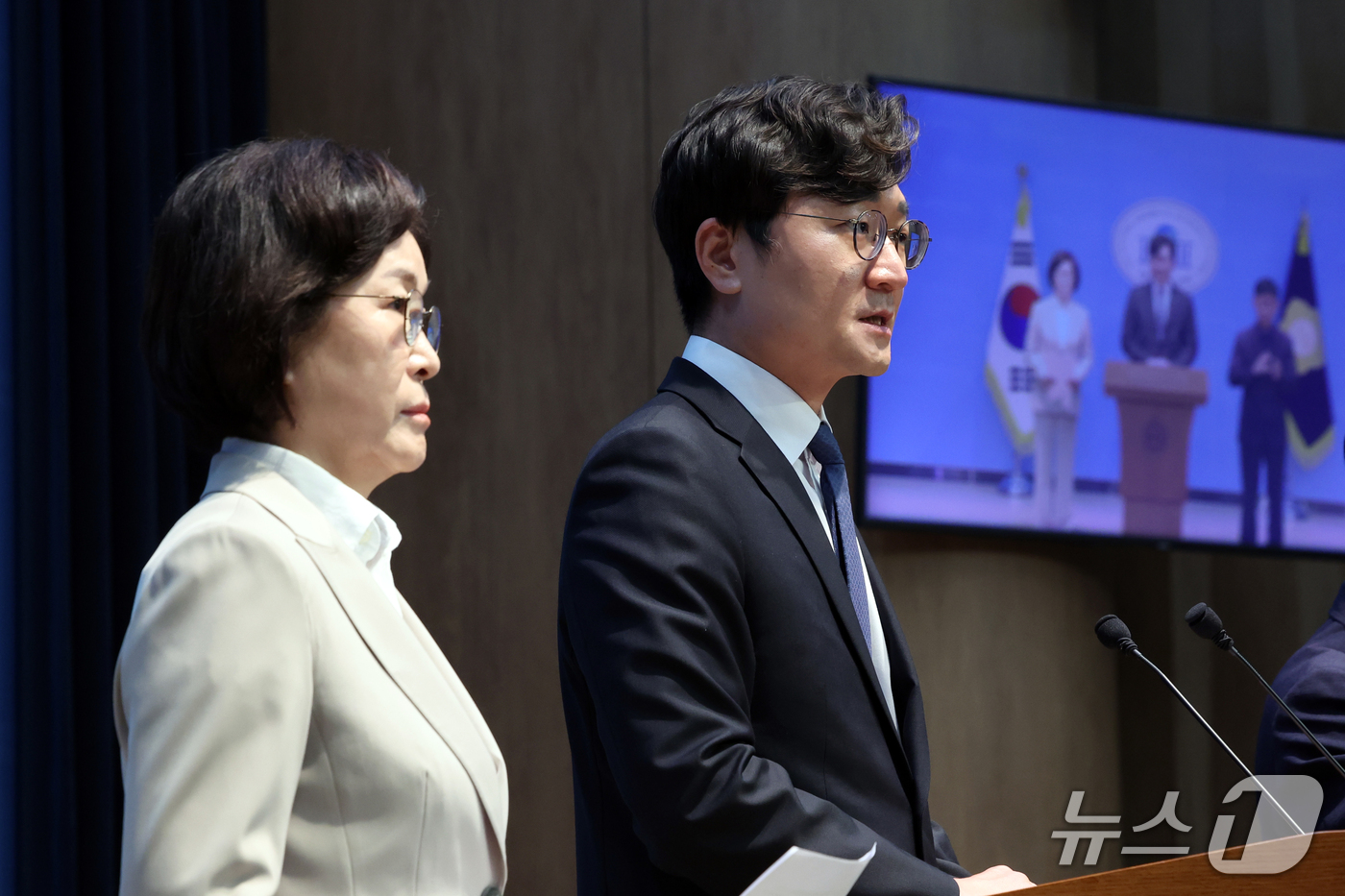 (서울=뉴스1) 황기선 기자 = 국회 산업통상자원중소벤처기업위원회 소속 더불어민주당 장철민 간사와 오세희 의원이 23일 오전 서울 여의도 국회 소통관에서 국민의힘의 대미투자 비공개 …