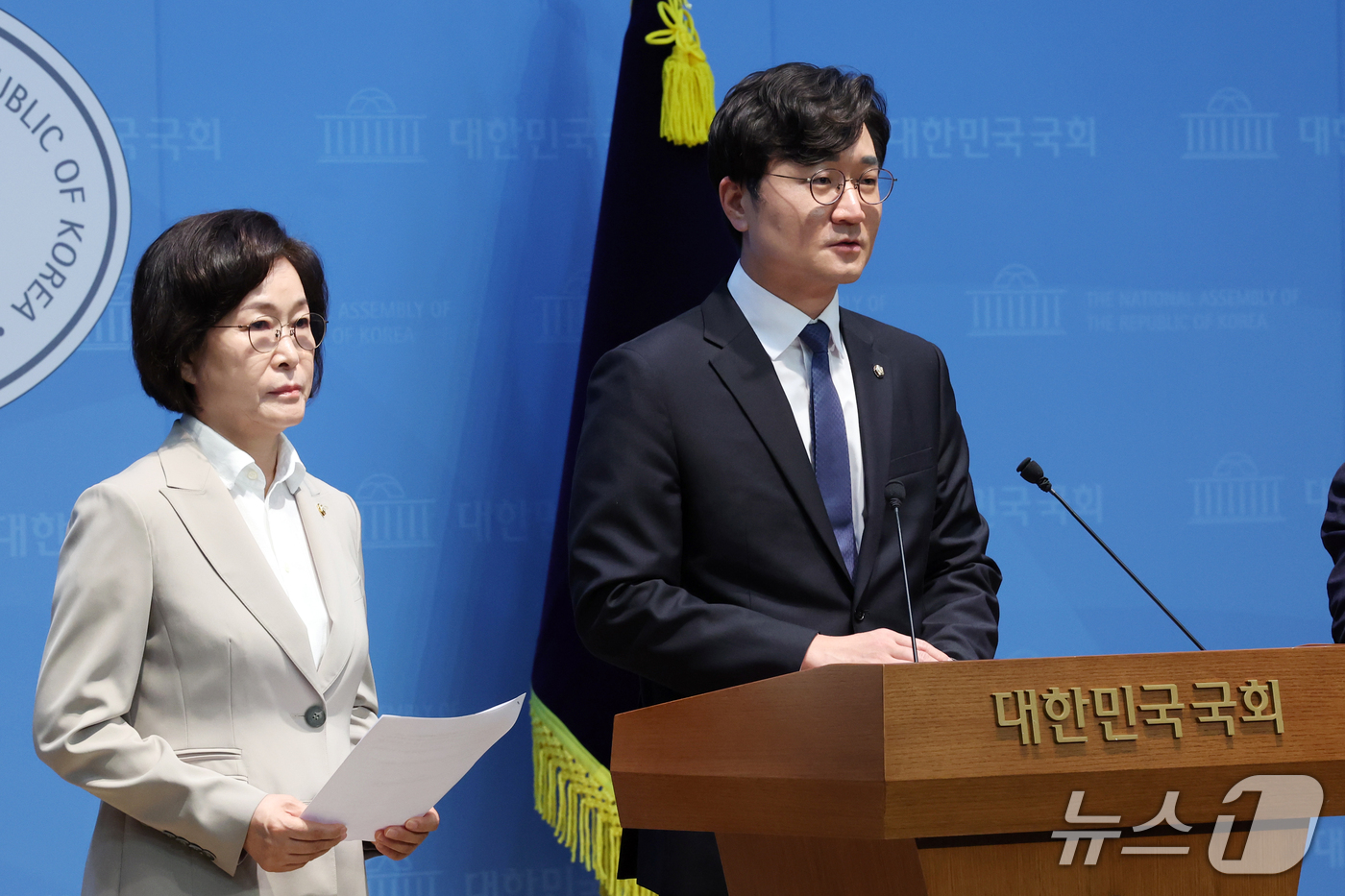 (서울=뉴스1) 황기선 기자 = 국회 산업통상자원중소벤처기업위원회 소속 더불어민주당 장철민 간사와 오세희 의원이 23일 오전 서울 여의도 국회 소통관에서 국민의힘의 대미투자 비공개 …
