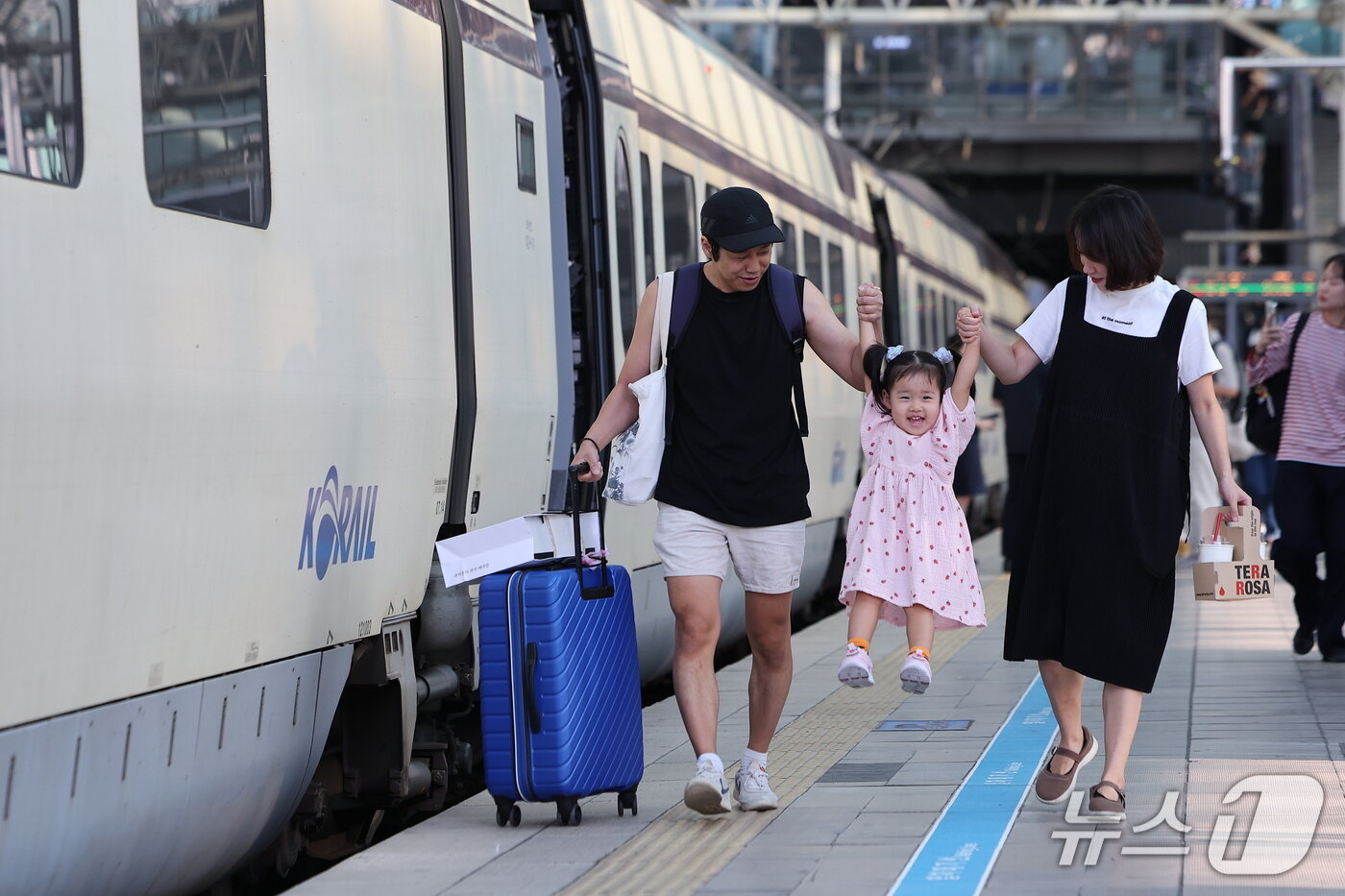 본문 이미지 - 추석 연휴를 하루 앞둔 23일 서울역에서 한 가족이 열차에 탑승하기 위해 이동하고 있다. 2026.9.23 ⓒ 뉴스1 김성진 기자
