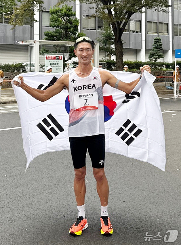 (서울=뉴스1) = 최병광이 23일 일본 나고야에서 열린 2026 아이치·나고야 아시안게임 남자 하프마라톤 경보에서 3위를 차지한 뒤 태극기를 몸에 두르고 포즈를 취하고 있다.최병 …