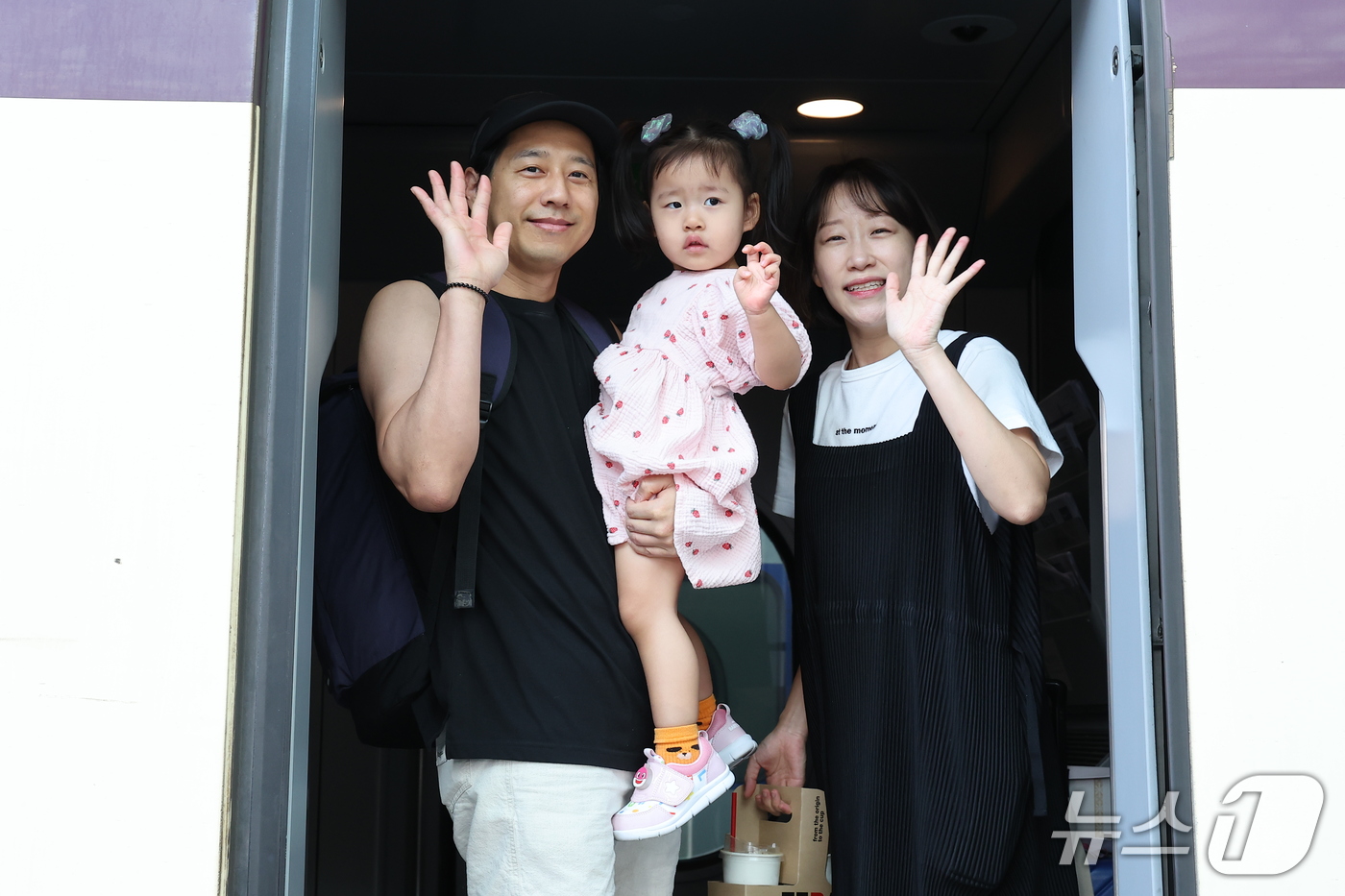 (서울=뉴스1) 김성진 기자 = 추석 연휴를 하루 앞둔 23일 서울 용산구 서울역에서 귀성길에 오른 한 가족이 열차에 탑승해 손을 흔들며 인사하고 있다. 2026.9.23/뉴스1