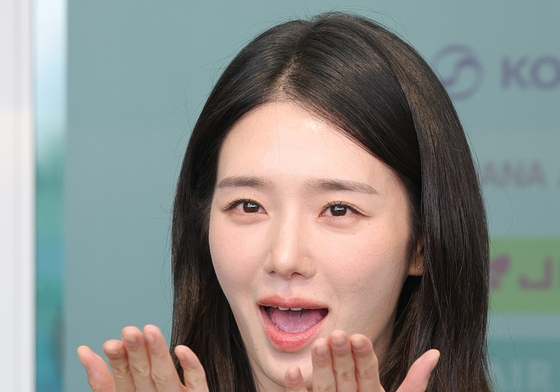 박규영, 아침을 깨우는 '손 키스'