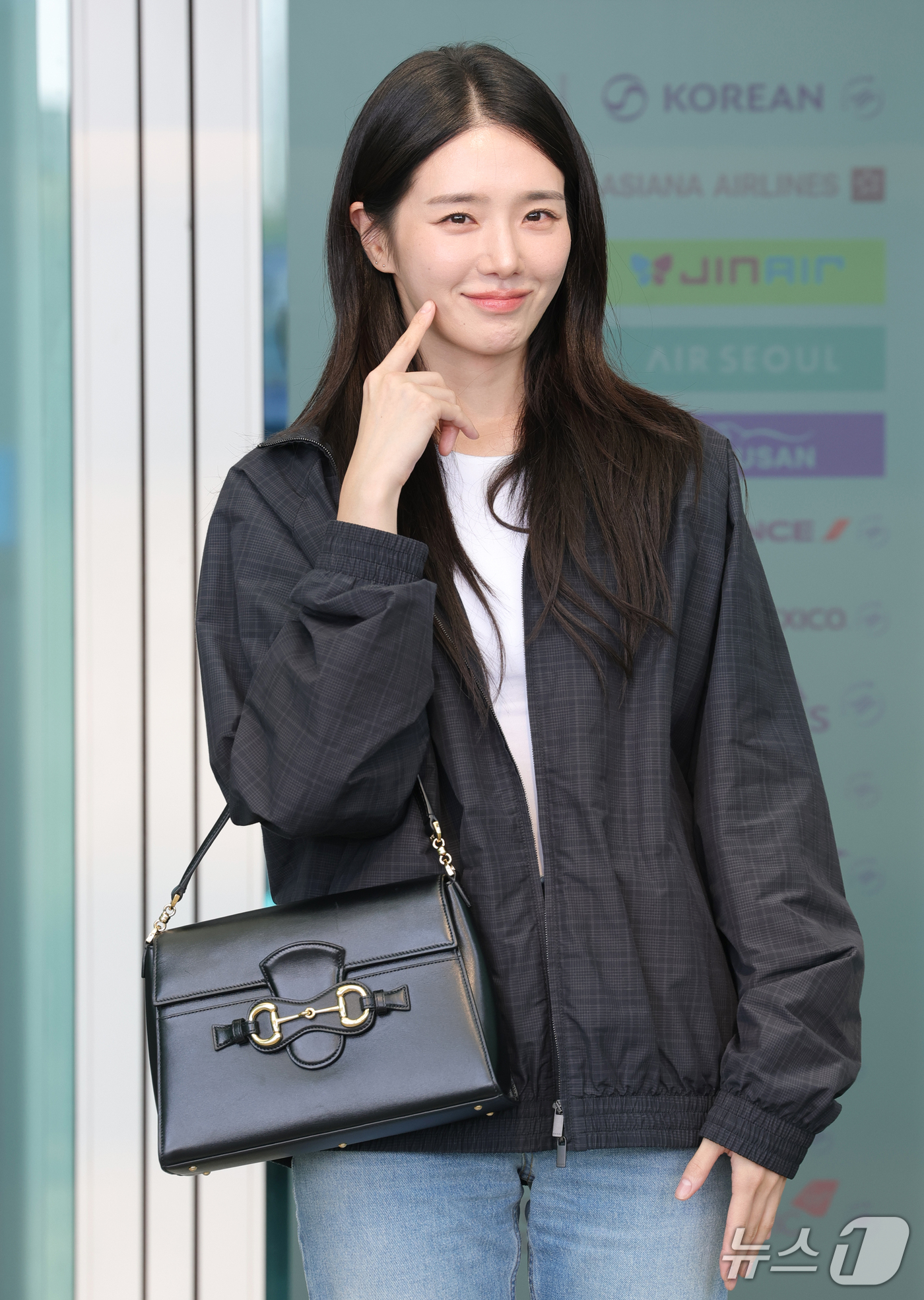 (인천공항=뉴스1) 권현진 기자 = 배우 박규영이 해외 일정을 위해 23일 인천국제공항을 통해 이탈리아 밀라노로 출국하기 전 인사를 하고 있다. 2026.9.23/뉴스1