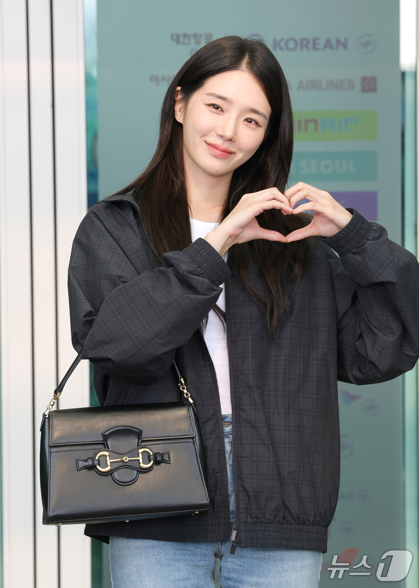 (인천공항=뉴스1) 권현진 기자 = 배우 박규영이 해외 일정을 위해 23일 인천국제공항을 통해 이탈리아 밀라노로 출국하기 전 인사를 하고 있다. 2026.9.23/뉴스1