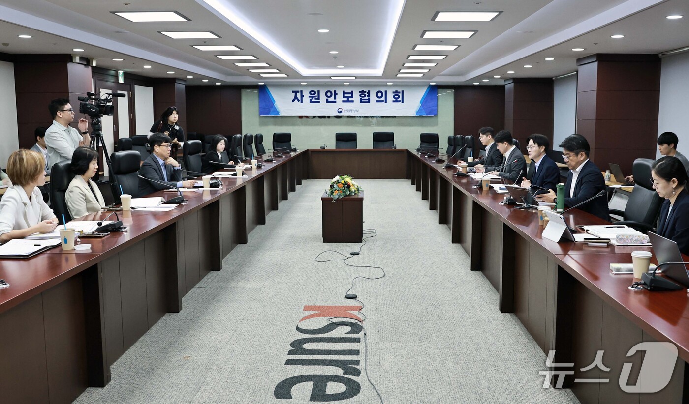 (서울=뉴스1) = 김정관 산업통상부 장관이 23일 오전 서울 종로구 한국무역보험공사에서 열린 제6차 자원안보협의회를 주재하고 있다. (산업통상부 제공. 재판매 및 DB 금지) 2 …