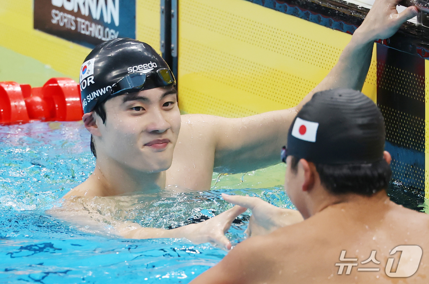 (도쿄=뉴스1) 김민지 기자 = 23 도쿄 아쿠아틱스 센터에서 열린 2026 아이치·나고야 아시안게임 남자 200m 자유형 예선 2조 경기, 조1위로 들어온 황선우가 일본 선수와 …