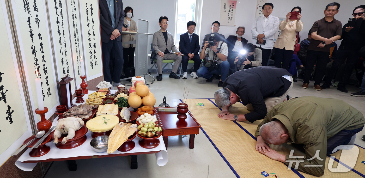 (서울=뉴스1) 이종덕 기자 = 23일 서울 종로구 돈의동 쪽방상담소에서 쪽방주민들이 함께 차례를 지내고 있다. 종로구는 추석 연휴를 앞두고 고향 방문이 어렵거나 가족과 함께하지 …